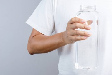 Tam 1.4 lites su şişesi tutan el