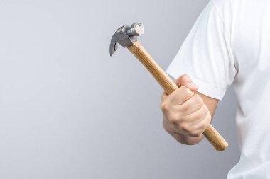 Özel ahşap kavrama çekiç tutan el