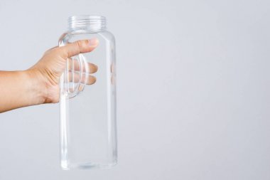 Tam 1.4 lites su şişesi tutan el