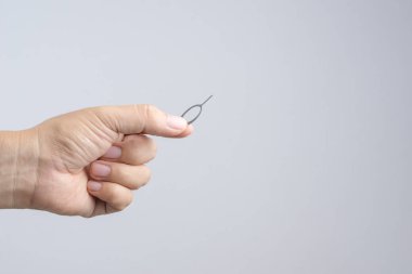 Telefon SIM kart PIN tutan el