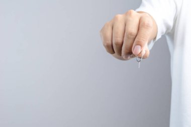 Telefon SIM kart PIN tutan el