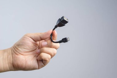Mikro Usb kablosu konektörü Usb bağdaştırıcısına tutan el