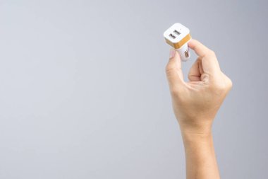 USB elektronik cihaz araç şarj cihazı tutan el