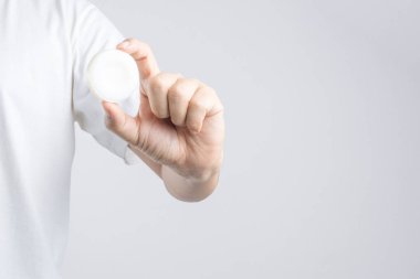 Yuvarlak ortak otel sabun tutan el