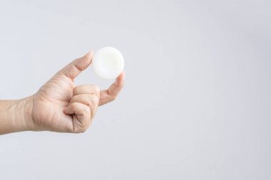 Yuvarlak ortak otel sabun tutan el