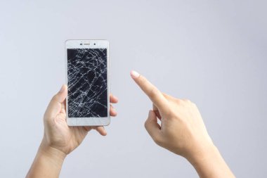 Kırık ekran ile cep telefonu tutan el