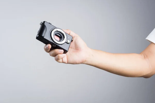 Mão segurando câmera sem espelho com sensor micro 4 / 3 — Fotografia de Stock