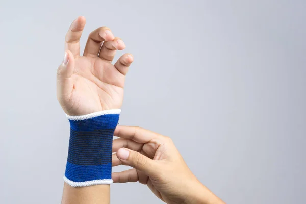 Ruka s podporou elastické zápěstí a zraněný gesto — Stock fotografie