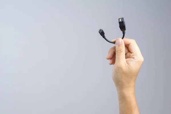 Hand met adapter Usb naar micro USB-kabelaansluiting — Stockfoto