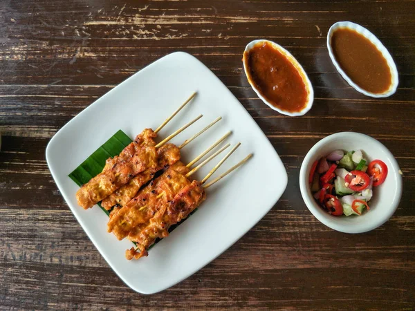 Thajské jídlo, grilované vepřové Satay s arašídovou omáčkou a okurkami — Stock fotografie
