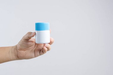 El temizleme kremi şişe veya vazelin kavanoz tutarak