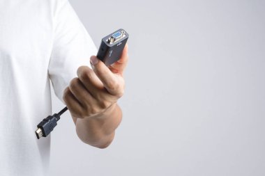 Adaptörüne Vga kablosu konektörü HDMI tutan el