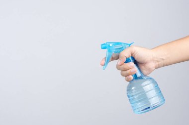 El tutma mavi plastik sprey şişe içeren saf su