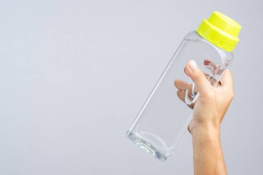 Tam 1.4 lites su şişesi tutan el