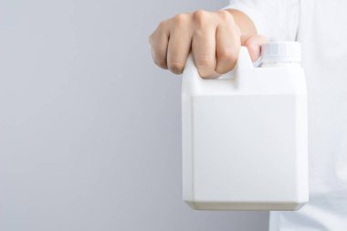 1000 cc, bir litrelik plastik şişe veya 0,26 galon capa tutan el