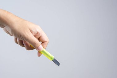 Office sarı kağıt kesici tutan el