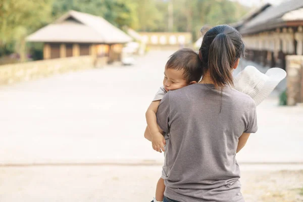 Спляча азіатських дитина проходить його мати — стокове фото