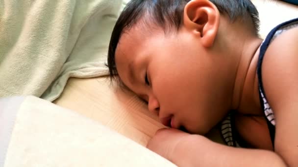 Спящий азиатский ребенок — стоковое видео