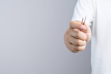 Bazı küçük bir şey almak veya beyaz arka plan üzerinde bir kaş veya saç koparma için el tutma metalik cımbız