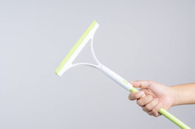 Pencere Temizleme Aracı, cam silecek veya ıslak zemin temizleyici, tutan el lastik beyaz arka plan üzerinde Plastik Saplı
