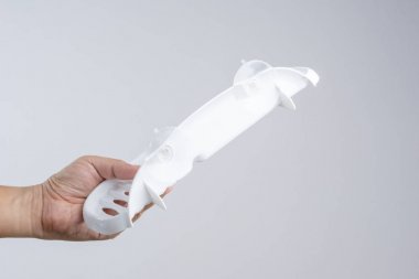 Tuvalet veya mutfak beyaz arka plan üzerinde kullanmak için şeffaf emme fincan ile plastik raf tutan el
