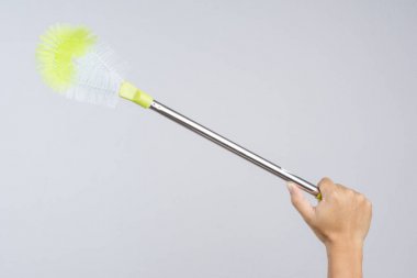 Plastik Temizleyici fırça temizlik floş tuvalet için metal sopa saplı beyaz arka plan üzerinde tutan el