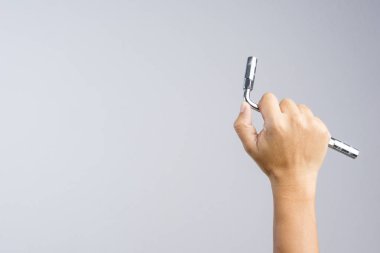 Beyaz arka plan üzerinde metal kap veya ring anahtarı tutan el