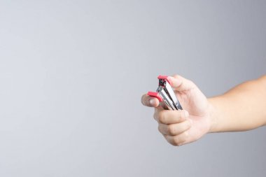 El tutma zımba, bir kağıt veya benzeri malzemeden beyaz arka plan üzerinde sayfaları Zımbalama için Kırtasiye