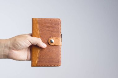 Beyaz arka plan üzerinde Vintage kahverengi kapak kağıt defter tutan el