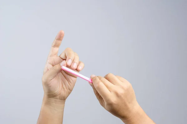 Hand Met Nagelvijl Voor Manicure Pedicure Een Cosmetische Tool Witte — Stockfoto