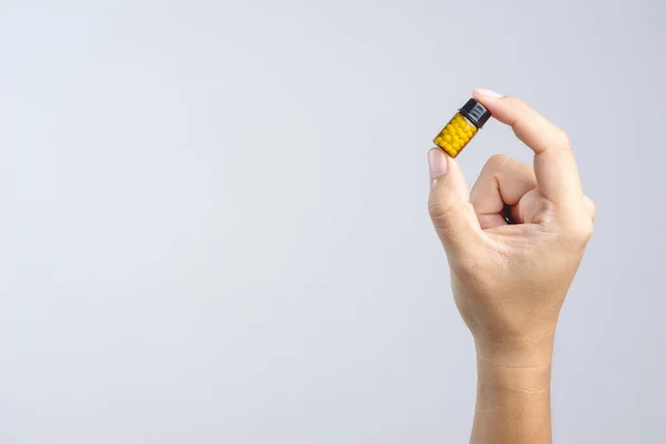 Mão Segurando Tradicionais Pílulas Ervas Medicinais Asiáticas Uma Pequena Garrafa — Fotografia de Stock