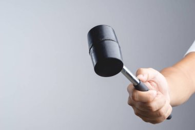 Lastik tokmak veya çelik çubuk, tuğla döşeme ayarlamak, fotoğraflar veya beyaz arka plan üzerinde bir sac katlama için mason araç çekiçle