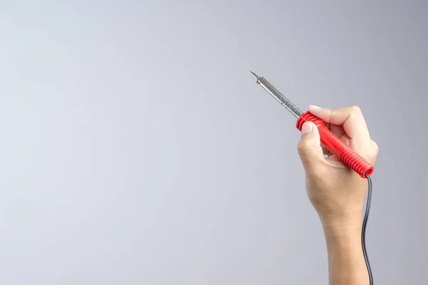 Hand Hält Lötkolben Mit Rotem Griff Zum Heizen Zum Schmelzen — Stockfoto