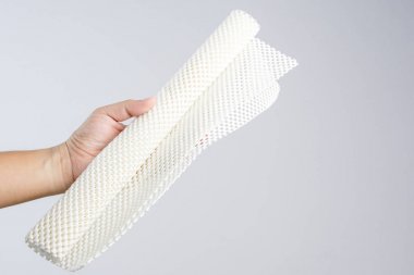 Anti slip paspas banyo veya ıslak zemin beyaz arka plan üzerinde beyaz tutan el