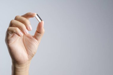 Beyaz arka plan üzerinde zımba için dolum Zımba, bir ofis tutan el malzemeleri