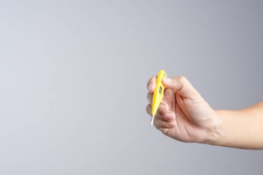 Tornavida dijital lcd devre veya gerilim tester beyaz arka plan üzerinde tutan el