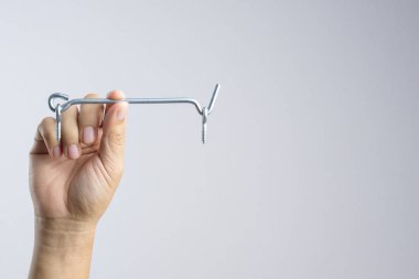 Parlak gümüş renkli paslanmaz çelik salıncak tutan el veya kilit beyaz arka plan üzerinde Asya ülkede ahşap pencere için kanca