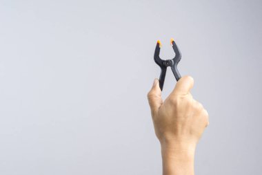 Büyük plastik 6 inç Bahar kelepçe kağıt veya plastik kullanımı için beyaz arka plan üzerinde tutan el