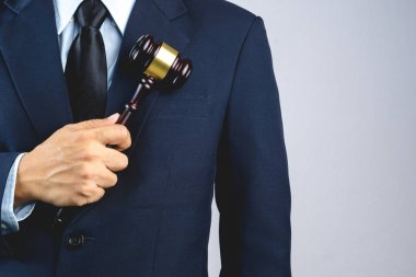 İş adamı el Beyaz zemin üzerine bir yasa ya da adalet işareti olarak ahşap hakimin tokmak tutarak