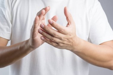 Beyaz arka plan üzerinde alkışlayan el işareti