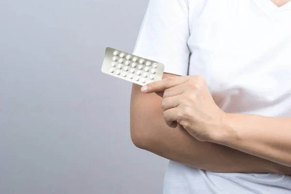 Kobieta Rękę Trzymając Opakowanie Tabletek Antykoncepcyjnych Kontroli Urodzeń Medycyny Szarym — Zdjęcie stockowe
