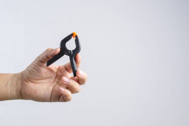 Büyük plastik 6 inç Bahar kelepçe kağıt veya plastik kullanımı için beyaz arka plan üzerinde tutan el