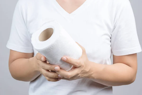 Mulher Mão Segurando Papel Tissue Fundo Cinza — Fotografia de Stock