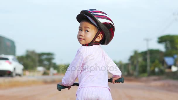 Ázsiai Fiú Körülbelül Hónap Van Baba Mérleg Kerékpár Lovaglás Sáros — Stock videók