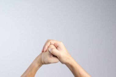 Bir jest savaş sanatı, cesaret ve güç veya kavga sembolü her iki yumruk ile birlikte beyaz arka plan üzerinde yapma el