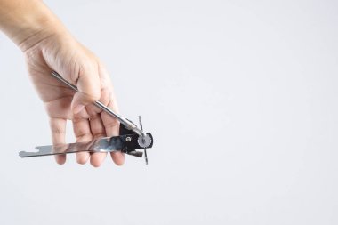 Mutfak klasik konserve açacağı beyaz arka plan üzerinde tutan el