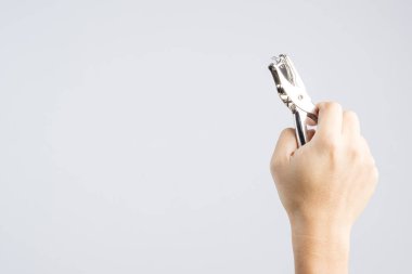 El tutma Gümüş Kağıt beyaz arka plan üzerinde ofis işleri için yuvarlak bir delik yumruk