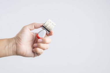 Tarihi ay yıl stamper beyaz arka plan üzerinde tutan el