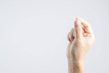bambu veya ahşap kürdan beyaz arka plan üzerinde tutan el