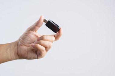 Siyah Usb bellek veya depolama kart okuyucu için sopa tutan el Beyaz arka plan üzerinde bir bilgisayara bağlanma